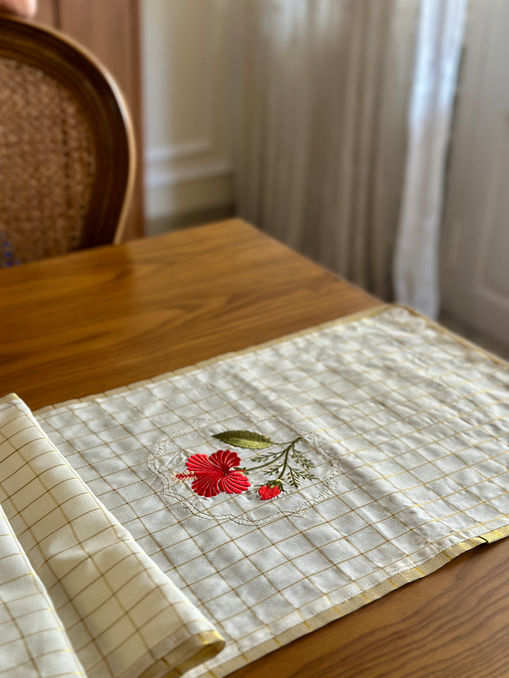 Hibiscus Onam Table Runners