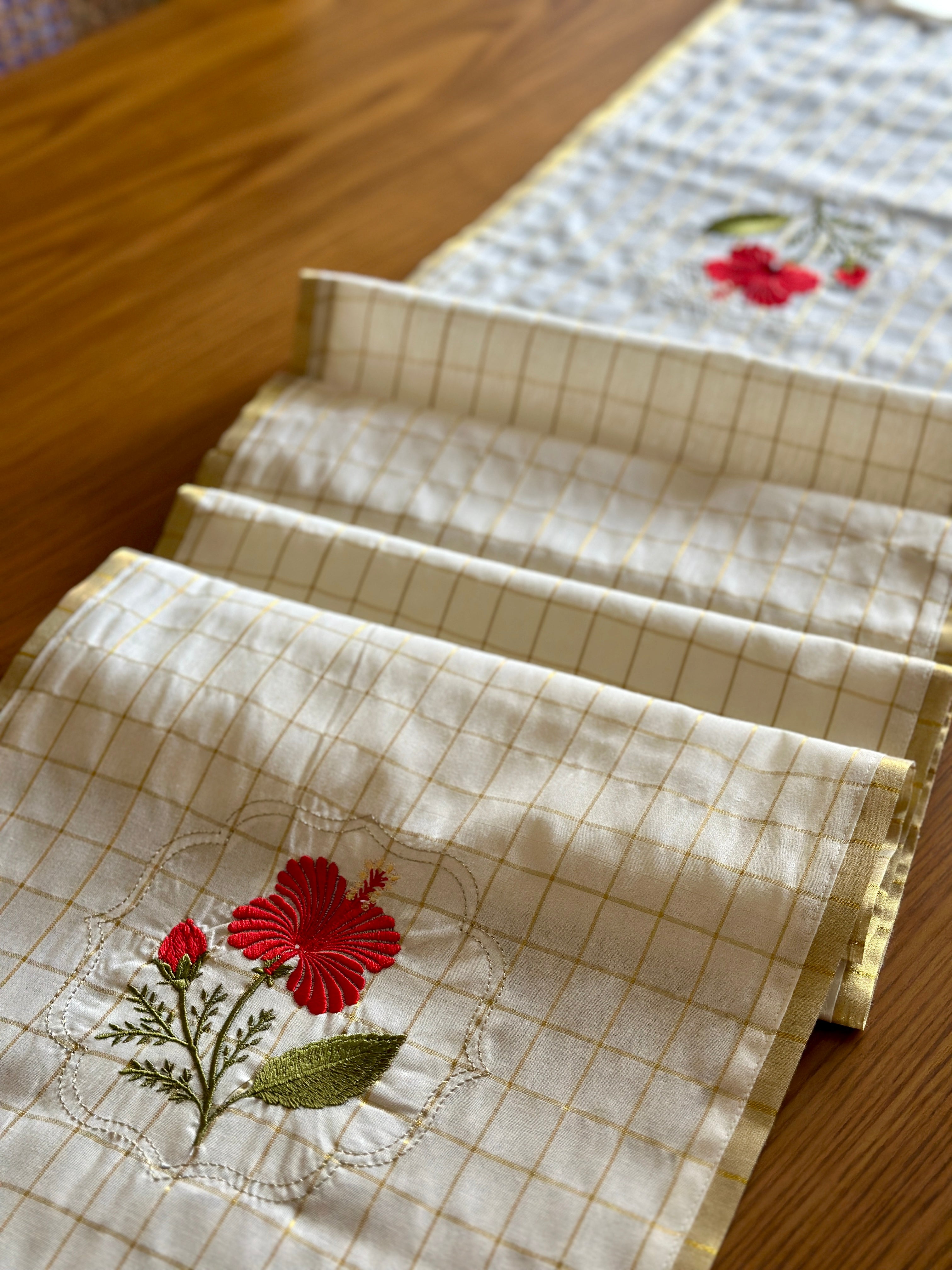 Hibiscus Onam Table Runners