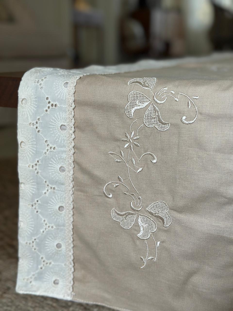 Hakoba Embroidery Runner
