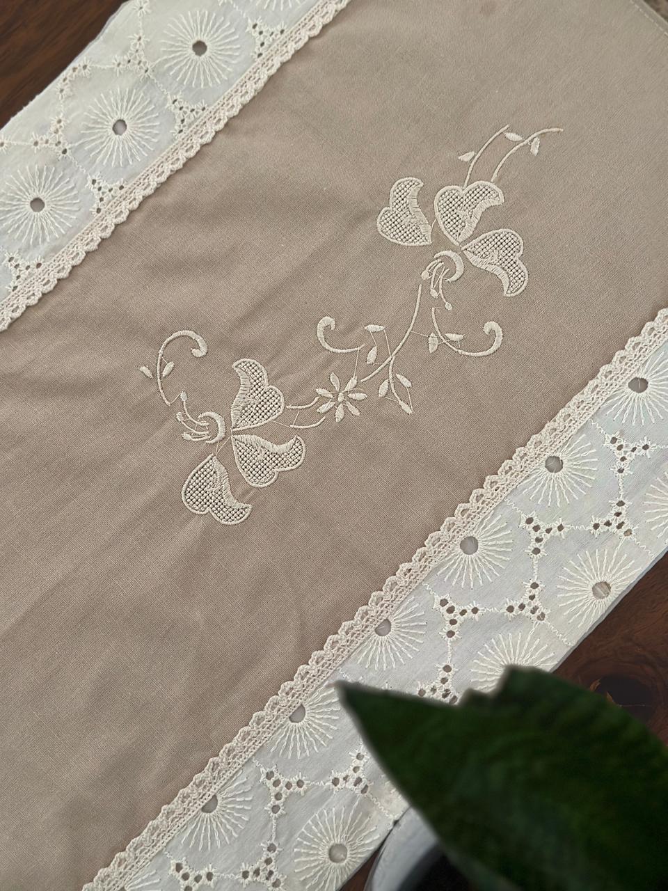 Hakoba Embroidery Runner